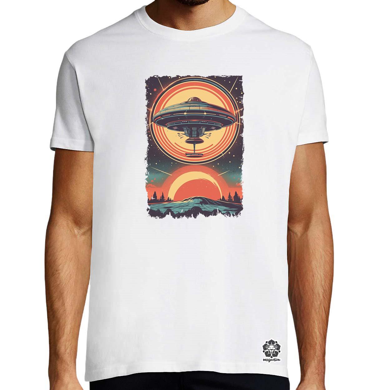 UFO anyahajó v1 egyedi póló 